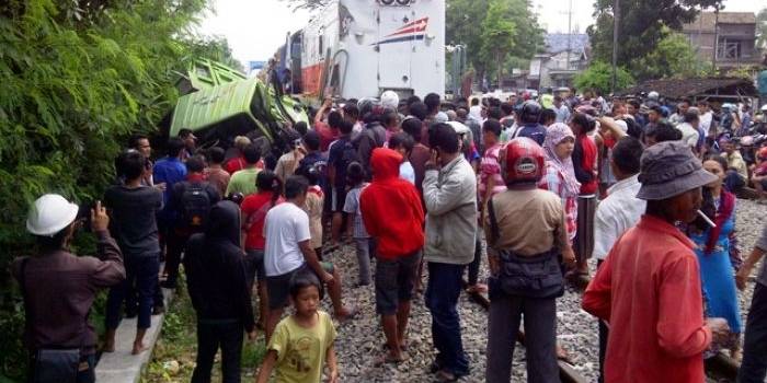 EVAKUASI. Warga menyaksikan proses evakuasi dump truk yang ditabrak kereta api di di Dusun Kedungwaru, Desa Pekuwon, Kecamatan Sumberrejo, Bojonegoro. foto : eky nur hady/bangsaonline