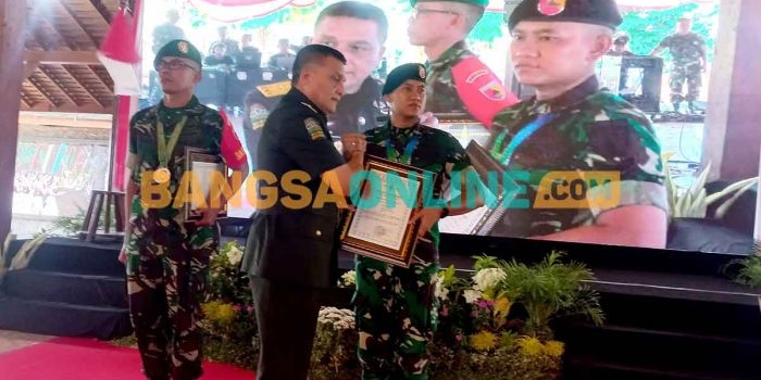 Kepala Staf Kodam V/Brawijaya, Brigjen TNI Niko Fahrizal, saat memberi penghargaan. Foto: ROCHMAT SAIFUL ARIS/BANGSAONLINE
