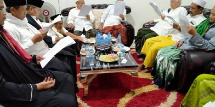 Para kiai serius membahas penanganan covid-19 di Guest House Insitut KH Abdul Chalim Pondok Pesantren Amanatul Ummah Pacet Mojoketo Jawa Timur, Jumat (3/4/2020). foto: MA/ BANGSAONLINE.COM