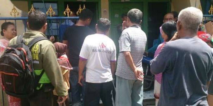 Warga berkerumun saat mayat Uswatun Hasanah ditemukan. foto: ekoyono/ BANGSAONLINE