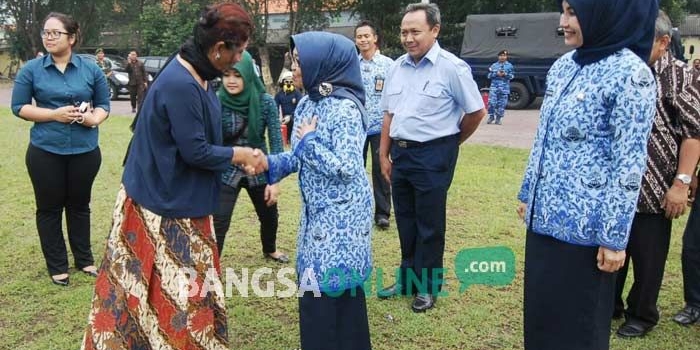 Menteri Kelautan dan Perikanan RI, Susi Pudjiastuti didampingi Wabup Mundjidah Wahab saat tiba di Jombang, Kamis (18/11) sore. foto: RONY SUHARTOMO/ BANGSAONLINE