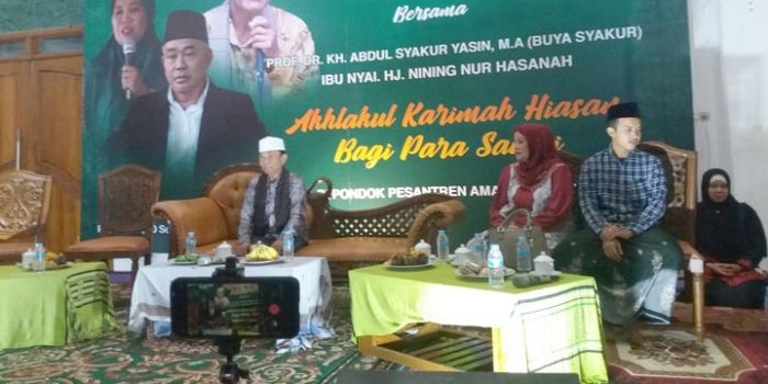 Buya Syakur di depan ribuan santri Pondok Pesantren Amanatul Ummah Pacet Mojokerto Jawa Timur, Jumat malam (21/9/2019). foto: bangsaonline.com