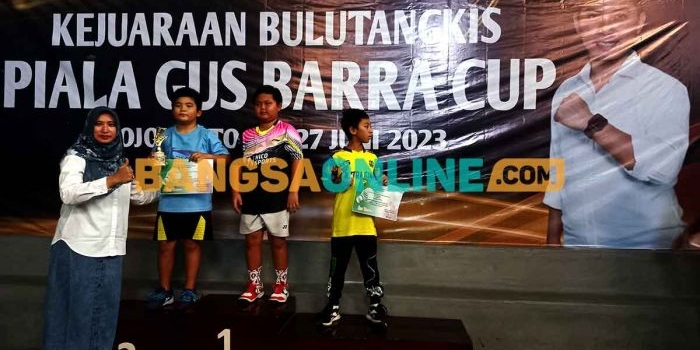 Ning Hana saat menyerahkan piala kepada pemenang Gus Barra Cup 2023. Foto: ROCHMAT SAIFUL ARIS/BANGSAONLINE