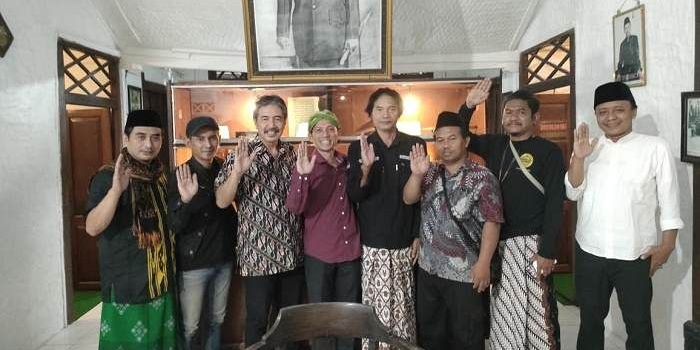 
Penulis sejarah Bung Karno, Roso Daras (nomor 3 dari kiri) dan Tim saat berada di Ndalem Pojok. (Ist).

