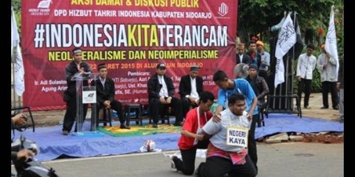 Massa dari HTI saat melakukan aksi teaterikal  di alun-alun Sidoarjo. foto : khumaidi/BangsaOnline.com