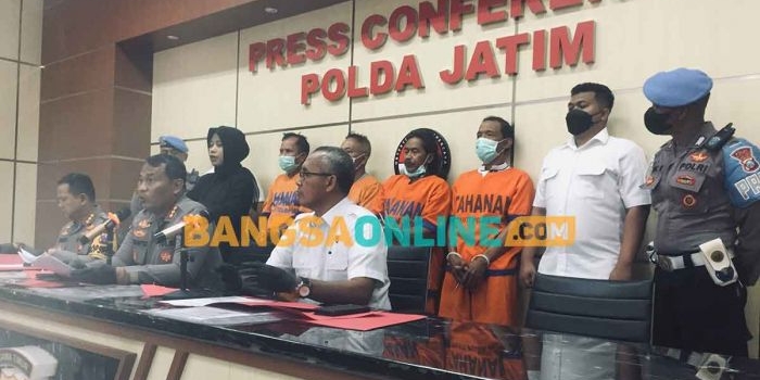 Para penyebar hoax saat dieskpose dalam konferensi pers di Polda Jatim. Foto: RUSMIYANTO/BANGSAONLINE