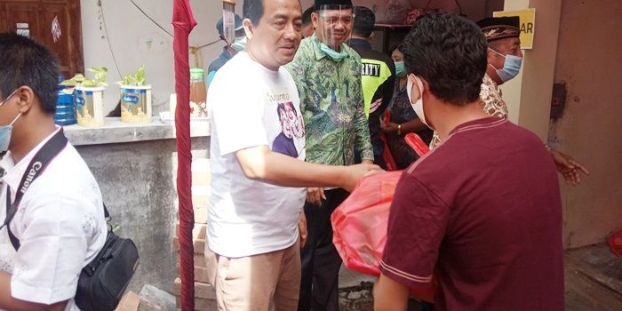 Tuan rumah didampingi Cabup Pungkasiadi saat membagikan paket sembako kepada warga. foto: SOFFAN/ BANGSAONLINE