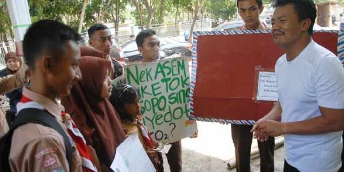 Perwakilan pelajar diterima Bupati Jombang, Nyono Suharli untuk menyerahkan surat kepedulian Pohon Asem. foto: rony suhartomo/BANGSAONLINE