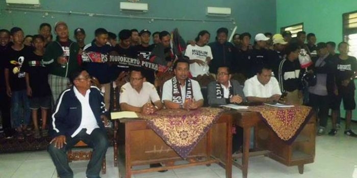 Konferensi pers digelar oleh pihak PSMP bersama supporter. (foto: soffan soffa/ bangsaonline)