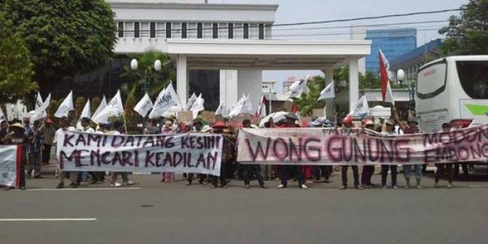 Masyarakat Batu dan Malang, saat melakukan aksi demo di depan gedung MA Jakarta. foto: iwan/ galih/ BANGSAONLINE