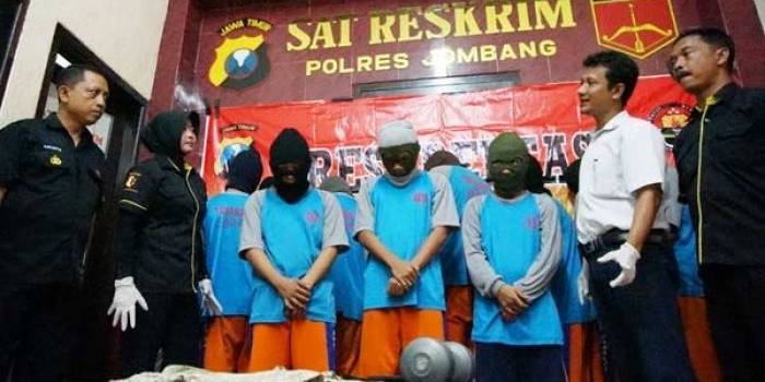 SADIS: Para pelaku pengeroyokan Abdullah. foto: rony suhartomo/ BANGSAONLINE
