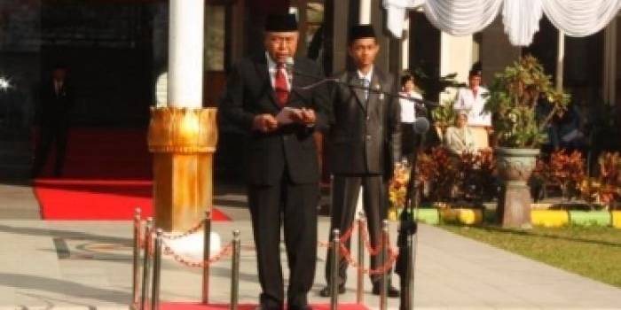 Wakil Bupati Sampang H. Fadhilah Budiono saat jadi Inspektur Upacara Harkitnas ke 107. (foto: bahri/BANGSAONLINE)