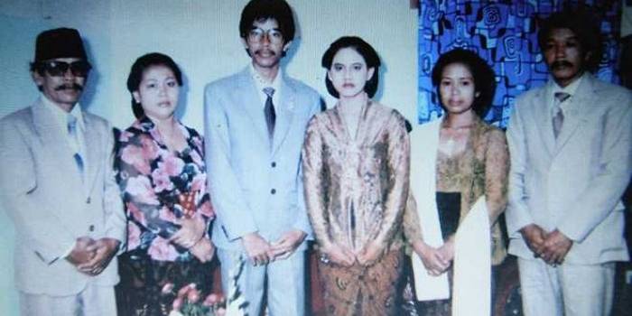  Jokowi foto bersama istrinya, Riana dan keluarga dekatnya, saat resepsi pernikahan mereka. Foto:repro bbc
