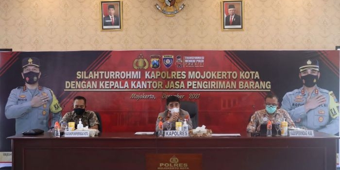 Kapolres Mojokerto Kota,  AKBP Rofiq Ripto Himawan (tengah), saat menggelar silaturahmi dengan Kepala Kantor Jasa Pengiriman.