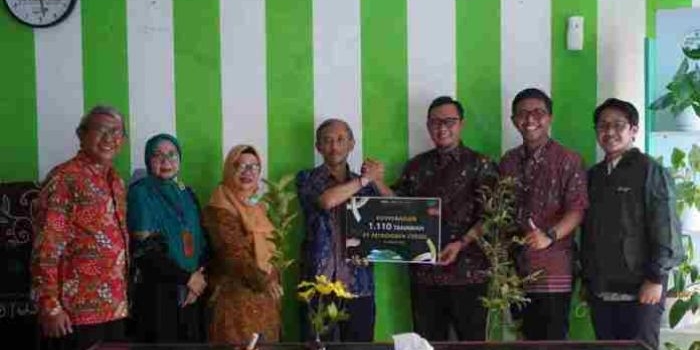 VP CSR Petrokimia Gresik, Muhammad Ihwan menyerahkan simbolis pohon kepada Plt Kepala DLH Kabupaten Gresik, Ketut Pratikno. Foto: Ist.