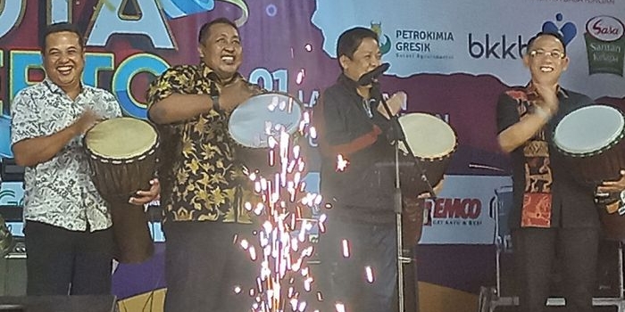 Sekdakot Mojokerto Gaguk Tri Prasetyo bersama Ketua Kwarcab Gerakan Pramuka Kota Mojokerto Supriyadi Karima Syaiful, serta tamu undangan lainnya menabuh kendang sebagai tanda penutupan Jatim Ampuh Kota Mojokerto.
