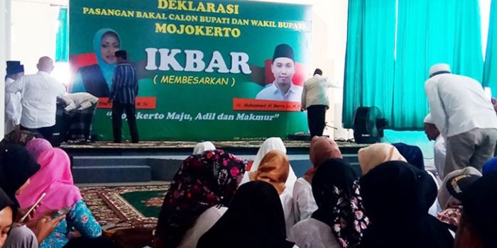 Suasana deklarasi Ikbar telah mulai. Massa relawan hadir dalam acara majunya paslon bertagline Mojokerto Adil Makmur itu.