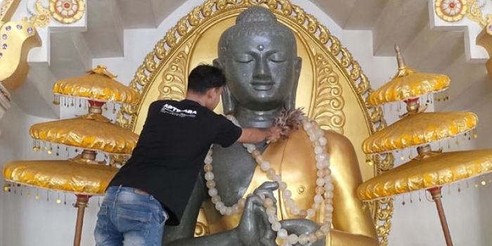 jelang-peringatan-waisak-patung-buddha-di-vihara-jayasaccako-kediri-dibersihkan