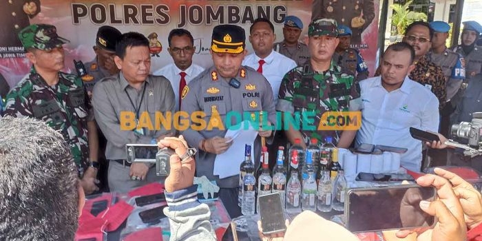 Kapolres Jombang, AKBP Moh Nur Hidayat, saat konferensi pers terkait Operasi Pekat 2023. Foto: AAN AMRULLOH/BANGSAONLINE
