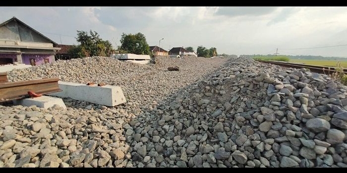 Pekerjaan Double Track Jombang-Mojokerto.