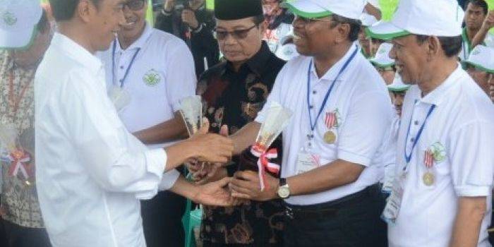 Presiden Jokowi menyerahkan penghargaan Adhikarya Pangan Nusantara, di Kab. Subang, Jabar, Jumat (26/12). foto via republika.co.id