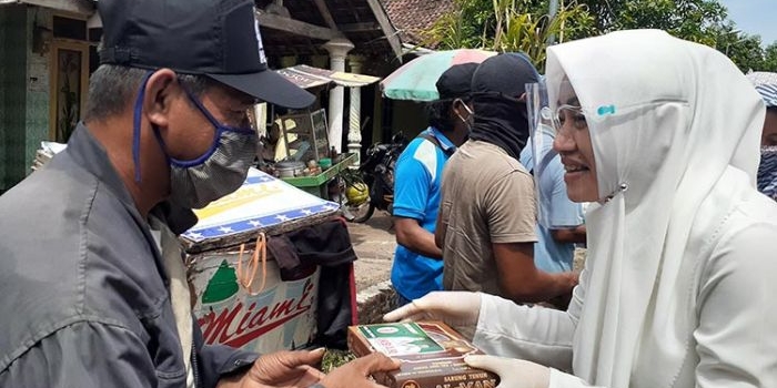 Cabup Ikfina saat menyapa salah satu pedagang di sela-sela kampanye.