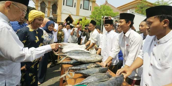 Menteri Kelautan dan Perikanan Susi Pudjiastuti dan Gus Sholah saat menyerahkan ikan tuna di Ponpes Tebuireng Jombang. foto: RONY S/ BANGSAONLINE