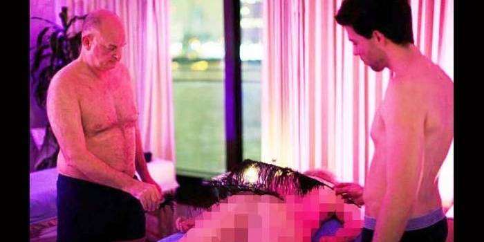 Colin Richards dan Masseur sedang membantu seorang klien perempuan menemukan arti orgasme dengan bantuan bulu merak. foto: mirror.co.uk