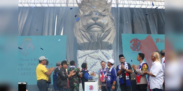 Jajaran Forkopimda Malang Raya bersama-sama menekan tombol sirine sebagai tanda peresmian patung kepala singa Tegar Arema Jawara.