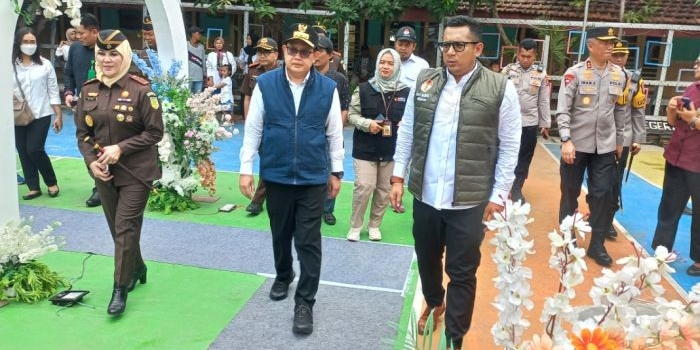 Plh Gubernur Jatim Adhy Karyono saat meninjau TPS 2 Sentanan didampingi Pj Wali Kota Mojokerto Ali Kuncoro. (Dok. ist)