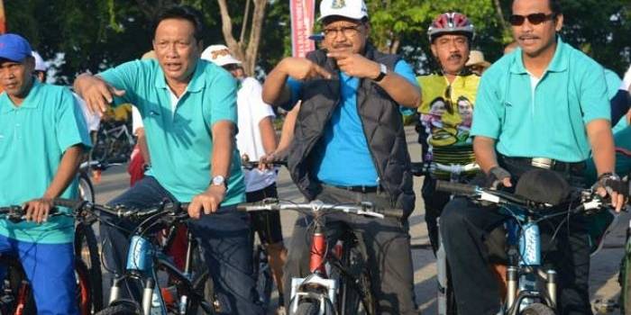 Wagub Jatim, Saifullah Yusuf bersama Bupati-Wabup Gresik, SQ ketika mengikuti fun bike. foto: syuhud/ BANGSAONLINE
