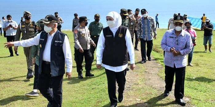 Gubernur Khofifah saat pamerkan keindahan Pantai Modangan Malang Selatan.