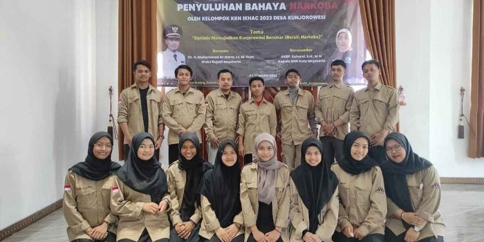 Mahasiswa KKN dari IKHAC saat foto bersama para petugas dari BNN Kota Mojokerto.