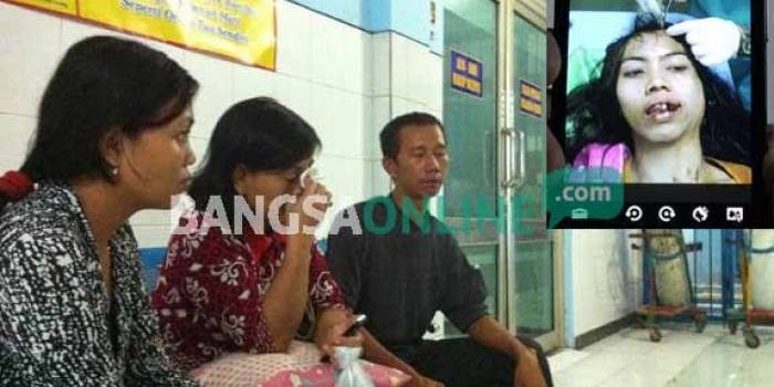SADIS: Keluarga dari Asri Sekar Arum sedang menunggui operasi di RS Siti Khodijah, Sepanjang. Inset: kondisi Asri Sekar Arum yang menjalani operasi, kemarin. foto: catur andy/ BANGSAONLINE