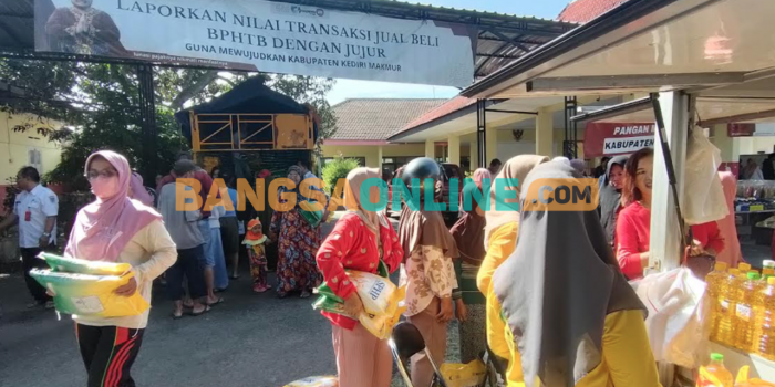 Warga saat antre di Operasi Pasar Murah untuk bisa membeli kebutuhan pokok dengan harga murah di Pendopo Kecamatan Pagu, Kediri (FOTO: MUJI HARJITA/BANGSAONLINE)