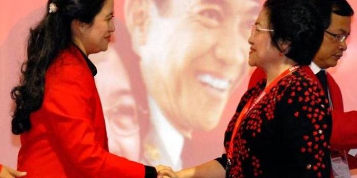 Puan Maharani menyalami ibunya Megawati Soekarnoputeri dalam acara PDIP. Foto: antara/vivanews.com