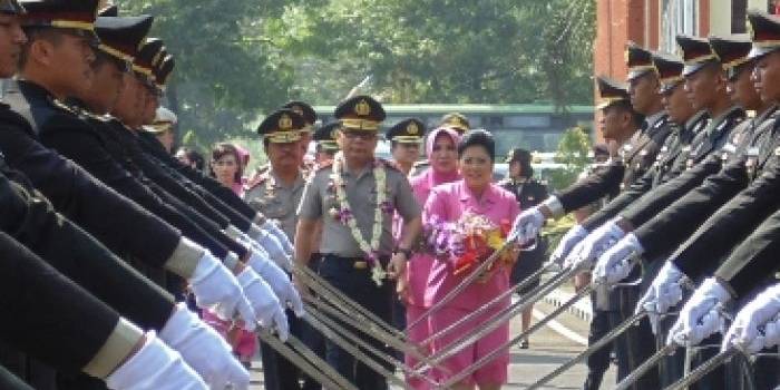 PENYAMBUTAN – Upacara pedang pora menyambut kedatangan Irjen Pol Anas Yusuf, sebagai Kapolda Jawa Timur, di Mapolda Jawa Timur, Kamis (4/9/2014). foto : azharil farih/BangsaOnline