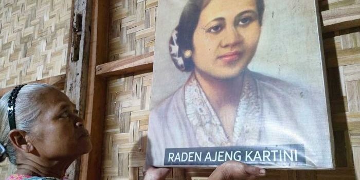 Seorang nenek sedang memandangi foto R.A. Kartini. Foto: Ist. 