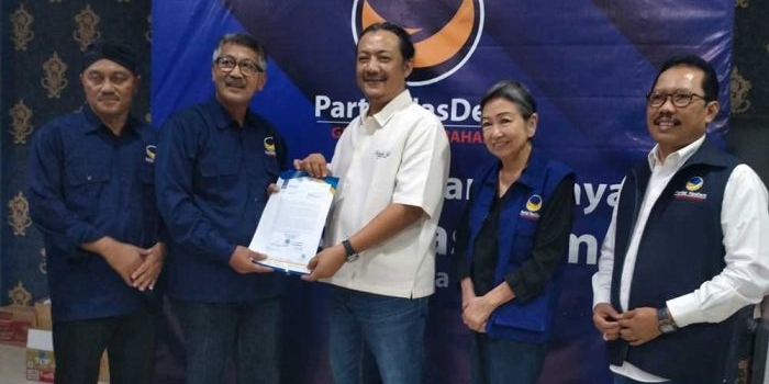 Bakal Calon Bupati Kediri Deny Widyanarko saat menerima surat rekomendasi dari Ketua Badan Pemenangan Pemilu (Bappilu) DPW Partai Nasdem Jawa Timur, Suhandoyo, 6 Juni lalu. Foto: Ist. 