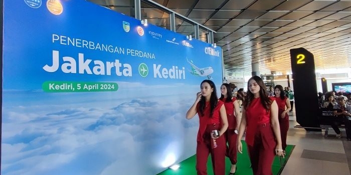 Persiapan penyambutan kedatangan penumpang pertama di Bandara Dhoho Kediri. Foto: MUJI HARJITA/ BANGSAONLINE.com 