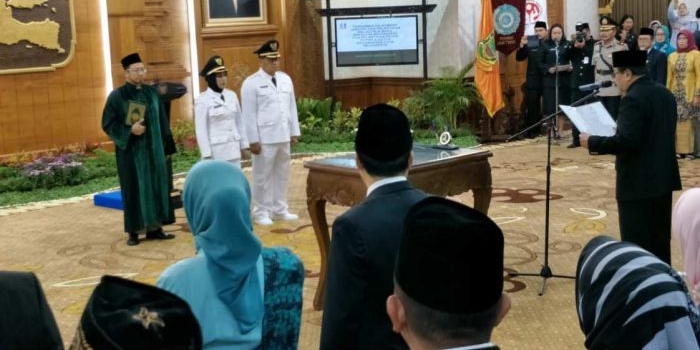 Gubernur saat melantik Wali Kota dan Wakil Wali Kota Mojokerto periode 2018-2023.