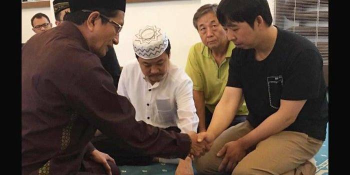 Imam Masjid Istiqlal, Prof Dr Nasaruddin Umar menuntun Jung Yeong-cheol membaca dua kalimat syahadat.