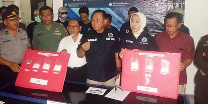 Kepala BNN Kota Mojokerto menunjukkan barang bukti tiga bandar narkoba.