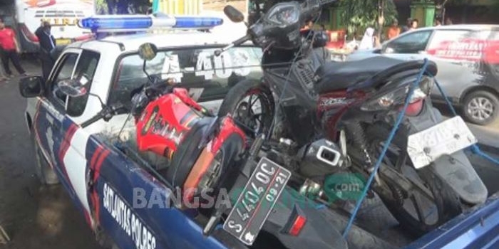 Dua motor yang terlibat kecelakaan diamankan.