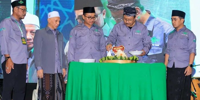 Wali Kota Pasuruan, H Saifullah Yusuf memotong tumpeng di acara NU Expo.