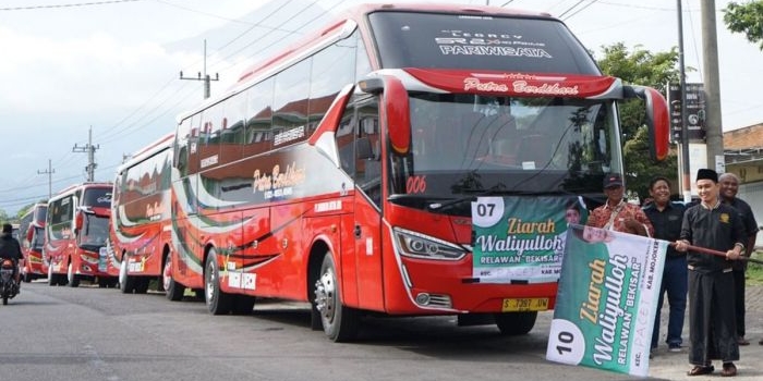 Wabup Mojokerto Gus Barra saat memberangkatkan bus rombongan wisata ziarah wali lima gratis dari Kiai Asep.