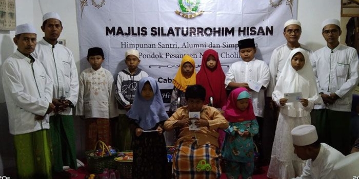 Majelis Silaturrohim Hisan Cabang Surabaya saat memberi santunan kepada anak yatim di sekitar Kelurahan Embong Kaliasin. Foto: Ist
