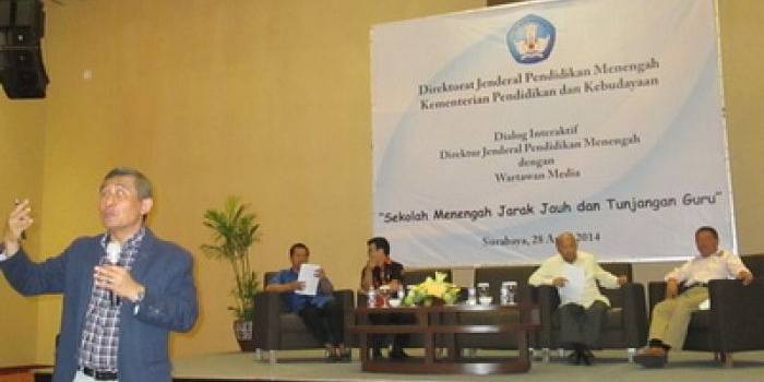 ?Prof Jazidie saat memberikan materi terkait Sekolah Menengah Terbuka di Surabaya. foto: nisa/bangsaonline