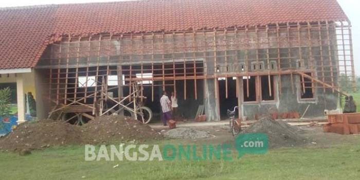 Bangunan Polindes di Desa Dukuhdimoro, Kecamatan Mojoagung, Kabupaten Jombang yang ambruk. foto: ROMZA/ BANGSAONLINE