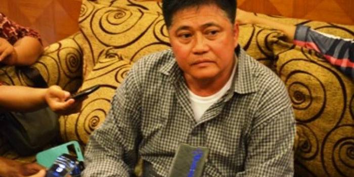 Thomas Wihongko, caleg Partai Hanura yang mengaku menjadi korban pencurian suara, memberi keterangan kepada wartawan di Surabaya. Foto: didi rosadi/BANGSAONLINE 
